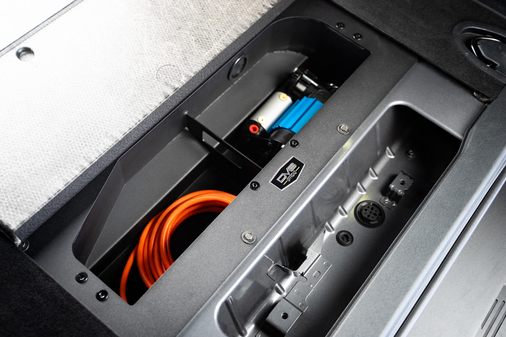 Sako オーダーパームレスト 6th Gen Bronco Air Compressor Mount & Storage Box | DV8 Offroad