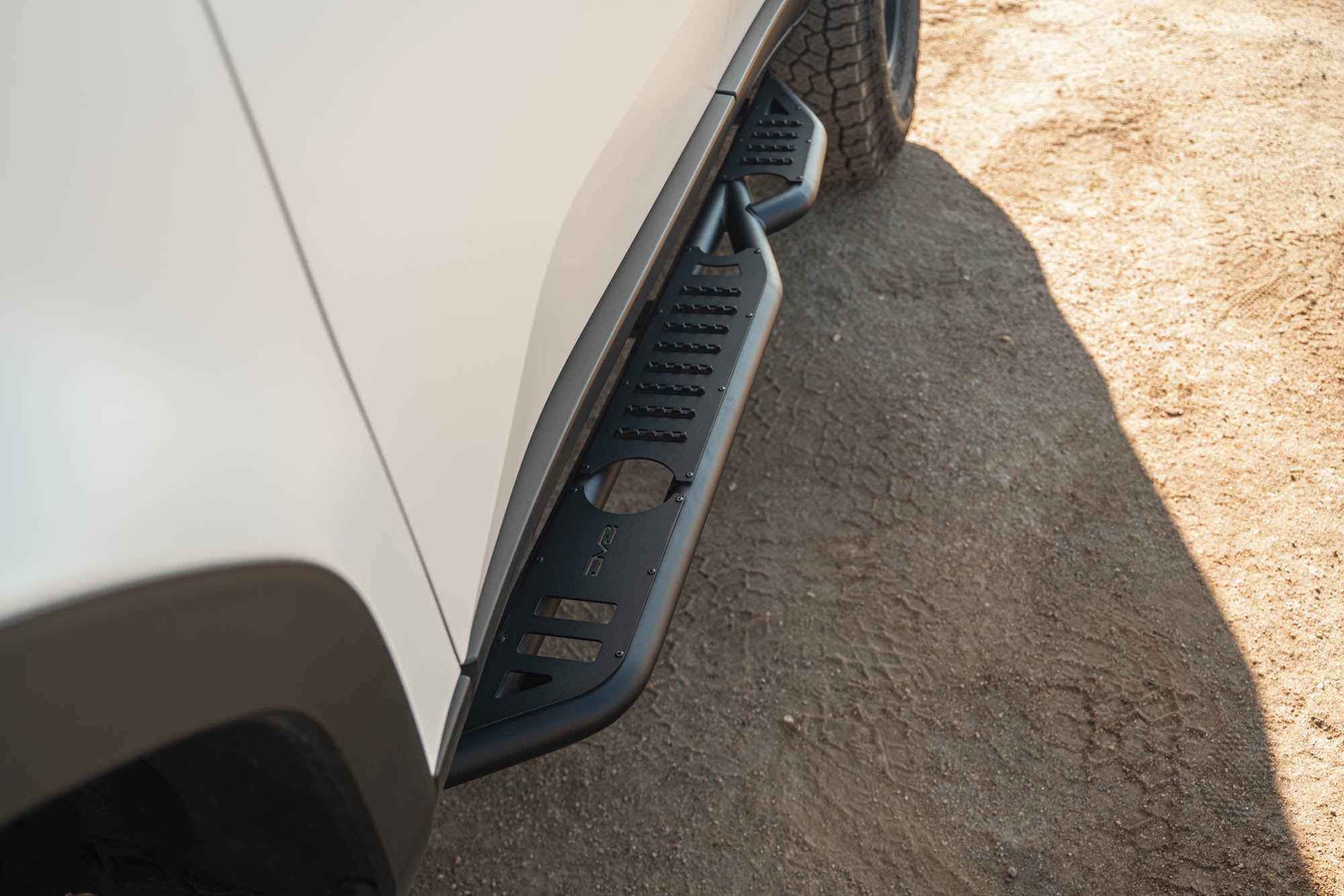 Stepページ Land Cruiser 250 Series OE Plus Side Steps | DV8 Offroad