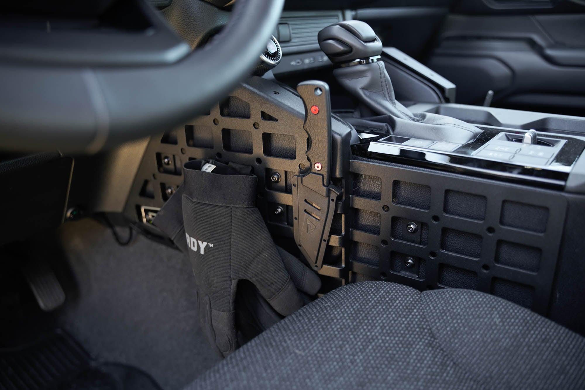 ハイランダーボルコン パーツ 2024-2026 Land Cruiser Center Console Molle Panels | DV8 Offroad
